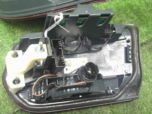 【中古】BMW 3シリーズ LDA-8C20 左テールランプ セット 63 21 7 372 209 自社品番250375