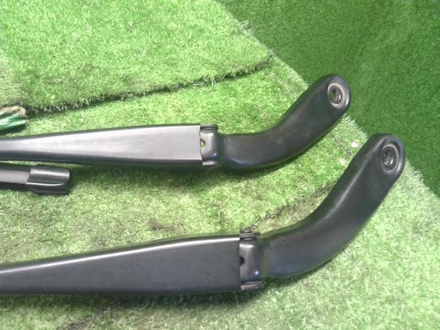 【中古】BMW 3シリーズ LDA-8C20 フロントワイパーアーム 61 61 9 465 076 自社品番250375