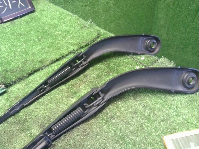 【中古】BMW 3シリーズ LDA-8C20 フロントワイパーアーム 61 61 9 465 076 自社品番250375