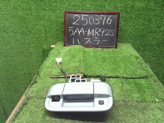 【中古】ハスラー 5AA-MR92S バックドア アウターハンドル カメラ 3A720-59S00 自社品番250376 ZYW