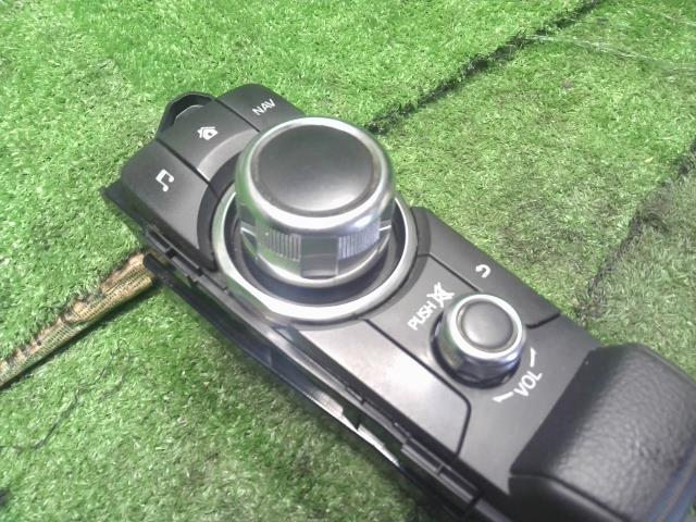 【中古】デミオ LDA-DJ5FS コマンドスイッチ ナビスイッチ D09H-66-CM0 自社品番250380 44J