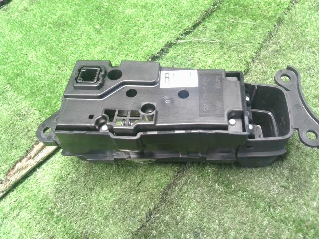 【中古】デミオ LDA-DJ5FS コマンドスイッチ ナビスイッチ D09H-66-CM0 自社品番250380 44J