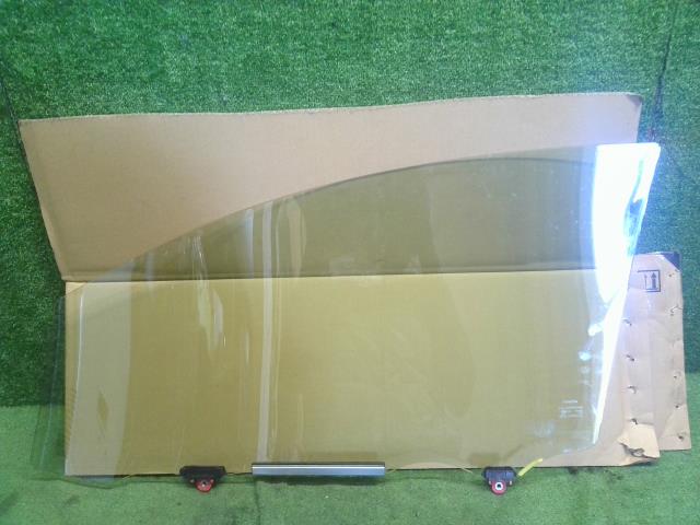 【中古】ラクティス DBA-NCP120 右フロントドアガラス 68110-52420 自社品番250381 3P0