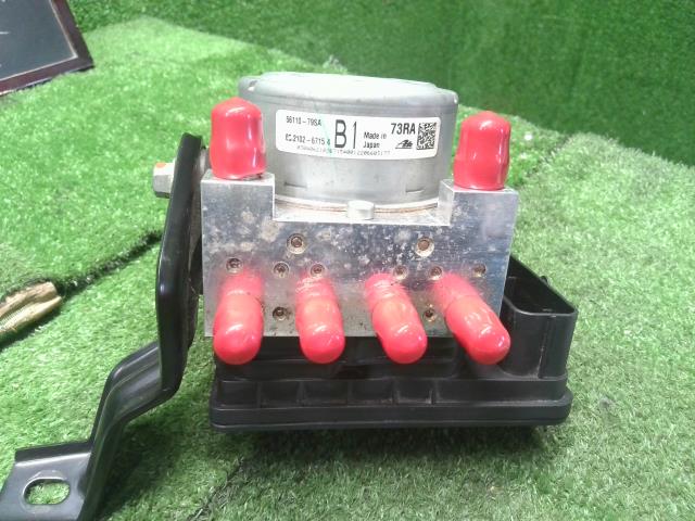 【中古】スイフト 4BA-ZC33S ＡＢＳアクチュエーター 56130-81SB0 自社品番250383 ZWG