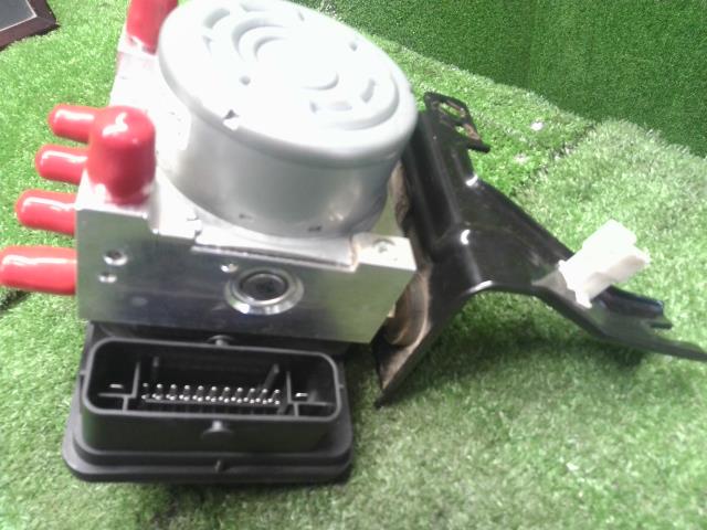 【中古】スイフト 4BA-ZC33S ＡＢＳアクチュエーター 56130-81SB0 自社品番250383 ZWG