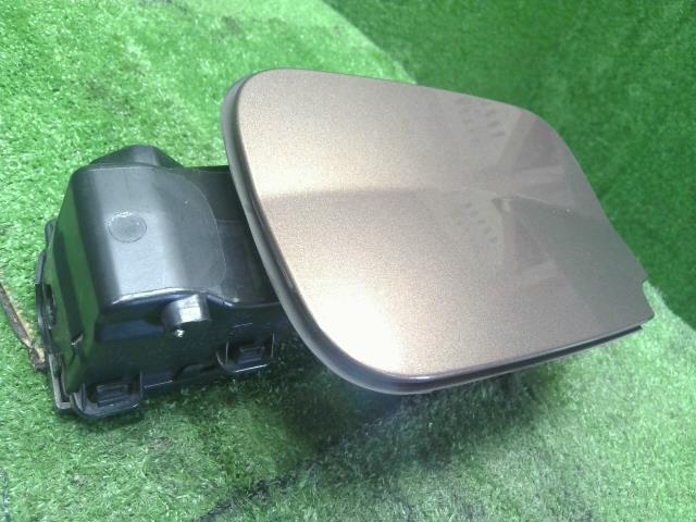 【中古】ルノー カングー ABA-KWK4M フューエルリッド 給油口パネル 8200499045 自社品番250404