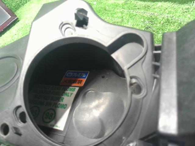 【中古】ルノー カングー ABA-KWK4M フューエルリッド 給油口パネル 8200499045 自社品番250404