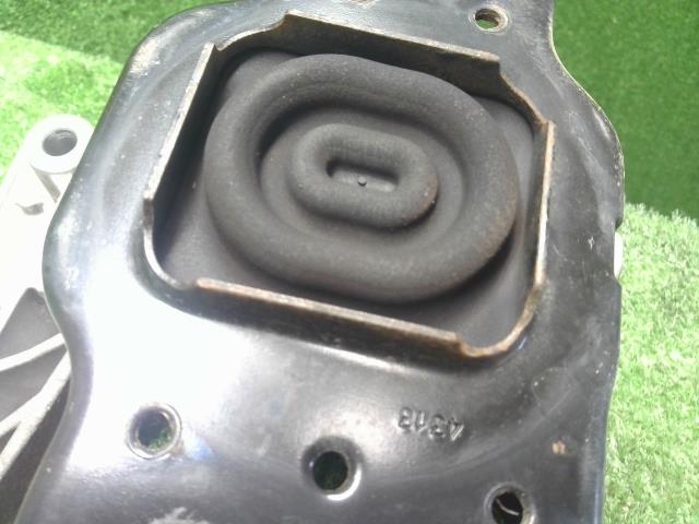 【中古】ルノー カングー ABA-KWK4M エンジンマウント 8200014931 自社品番250404