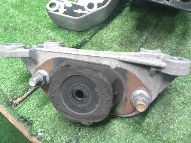 【中古】ルノー カングー ABA-KWK4M エンジンマウント 8200014931 自社品番250404