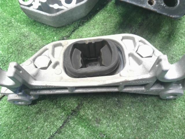 【中古】ルノー カングー ABA-KWK4M エンジンマウント 8200014931 自社品番250404