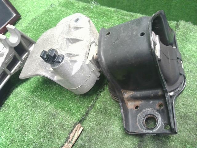 【中古】ルノー カングー ABA-KWK4M エンジンマウント 8200014931 自社品番250404