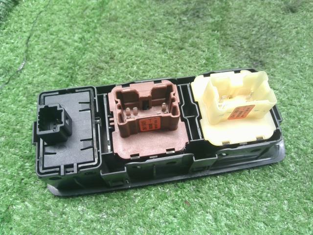 【中古】ルノー カングー ABA-KWK4M パワーウインドウ PWスイッチ  自社品番250404