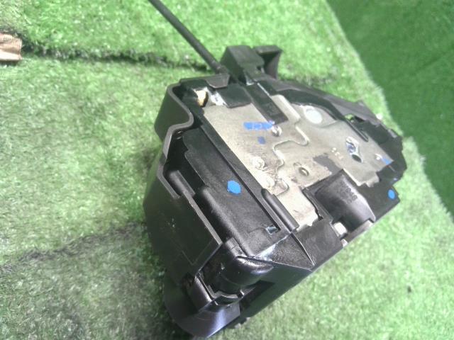 【中古】ルノー カングー ABA-KWK4M 左フロントドアロック 8200497581 自社品番250404