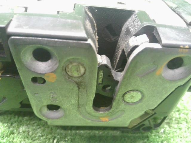 【中古】ルノー カングー ABA-KWK4M 右リアドアロック 8200542376 自社品番250404