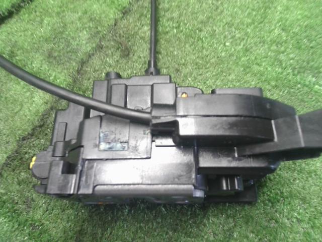 【中古】ルノー カングー ABA-KWK4M 右リアドアロック 8200542376 自社品番250404