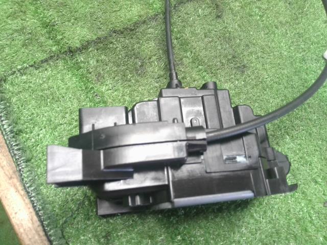 【中古】ルノー カングー ABA-KWK4M 左リアドアロック アクチュエーター 8200542375 自社品番250404