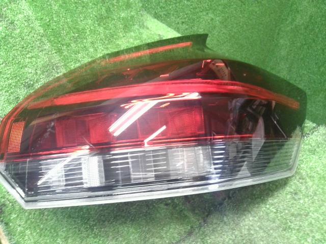 【中古】キックス 6AA-RP15 右テールランプ 26550-5RY0A 自社品番250422 QAB