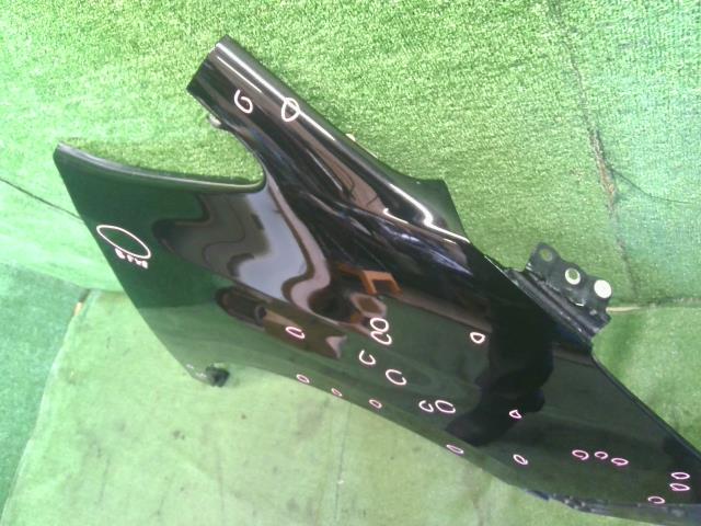【中古】エスクァイア DBA-ZRR80G 右フロントフェンダー 53811-28180 自社品番250427 202