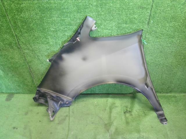 【中古】エスクァイア DBA-ZRR80G 右フロントフェンダー 53811-28180 自社品番250427 202