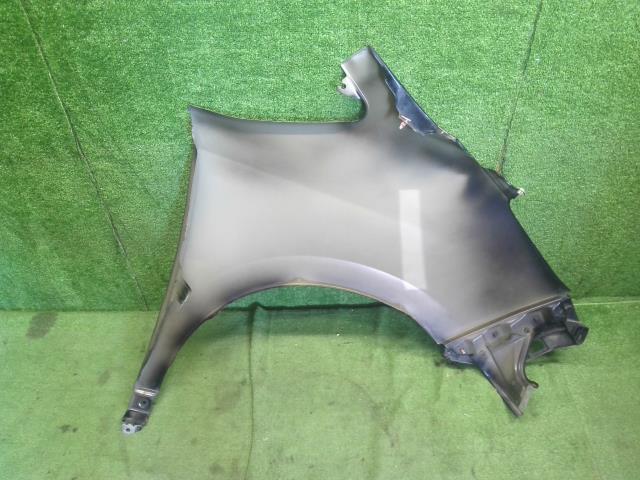 【中古】エスクァイア DBA-ZRR80G 左フロントフェンダー 53812-28240 自社品番250427 202