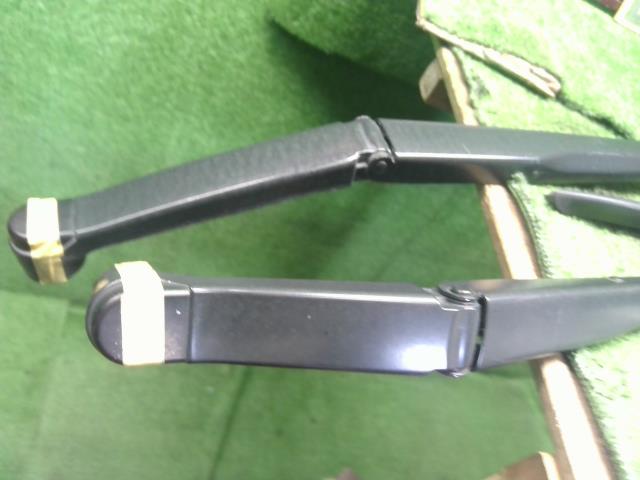 【中古】エスクァイア DBA-ZRR80G フロントワイパーアーム 85211-28211 自社品番250427 202