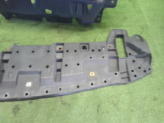 【中古】エスクァイア DBA-ZRR80G エンジンアンダーカバー 51441-28180 自社品番250427 202