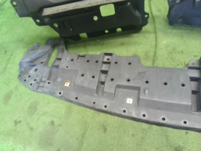 【中古】エスクァイア DBA-ZRR80G エンジンアンダーカバー 51441-28180 自社品番250427 202