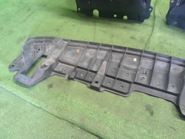 【中古】エスクァイア DBA-ZRR80G エンジンアンダーカバー 51441-28180 自社品番250427 202