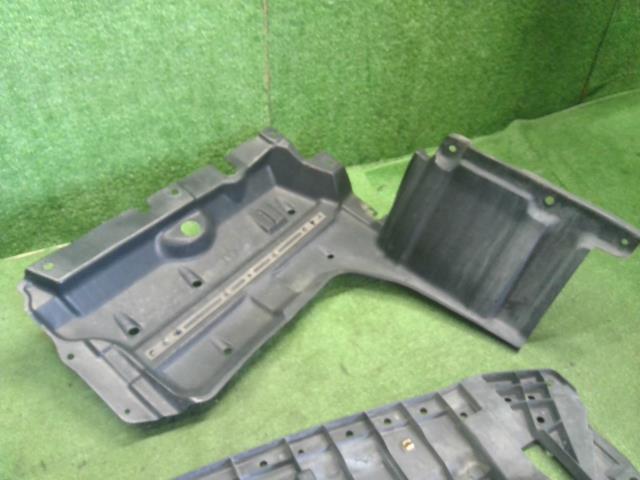 【中古】エスクァイア DBA-ZRR80G エンジンアンダーカバー 51441-28180 自社品番250427 202