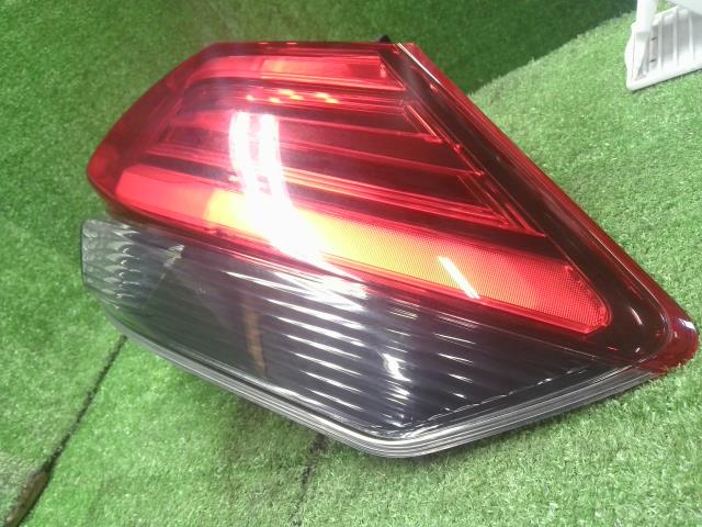 【中古】エクストレイル DBA-NT32 右テールランプ 26550-6FP0C 自社品番250428 G41
