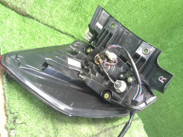 【中古】エクストレイル DBA-NT32 右テールランプ 26550-6FP0C 自社品番250428 G41