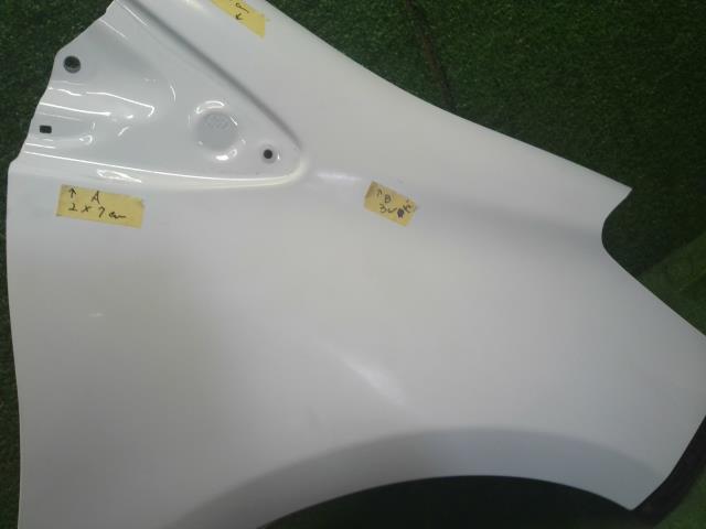 【中古】ヴィッツ DBA-KSP130 右フロントフェンダー 53811-52390 自社品番250437 040
