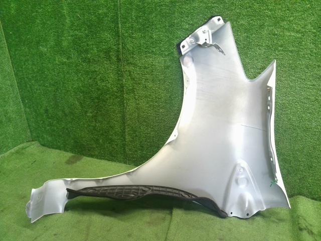 【中古】ヴィッツ DBA-KSP130 右フロントフェンダー 53811-52390 自社品番250437 040