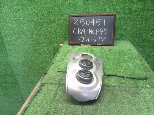 【中古】ヴィッツ CBA-NCP95 エアコン AC スイッチパネル 55900-52390-B0 自社品番250451 4S8