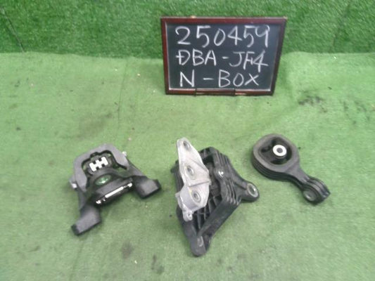【中古】Ｎ－ＢＯＸ DBA-JF4 エンジンマウント 50820TTA-003 自社品番250459 NH883P