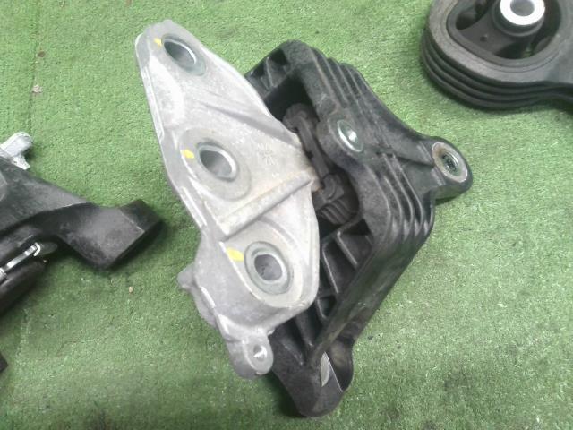 【中古】Ｎ－ＢＯＸ DBA-JF4 エンジンマウント 50820TTA-003 自社品番250459 NH883P