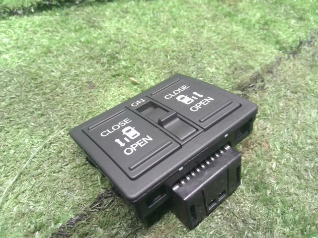 【中古】Ｎ－ＢＯＸ DBA-JF4 左右 パワースライドドアスイッチ 35385-TTA-J01 自社品番250459 NH883P