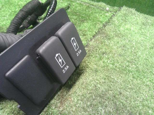 【中古】Ｎ－ＢＯＸ DBA-JF4 USBポート 自社品番250459 NH883P