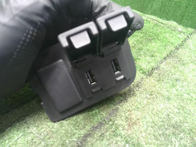 【中古】Ｎ－ＢＯＸ DBA-JF4 USBポート 自社品番250459 NH883P