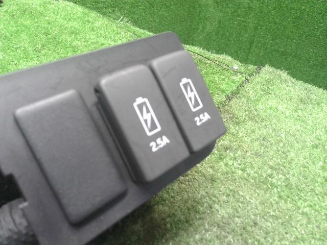 【中古】Ｎ－ＢＯＸ DBA-JF4 USBポート 自社品番250459 NH883P