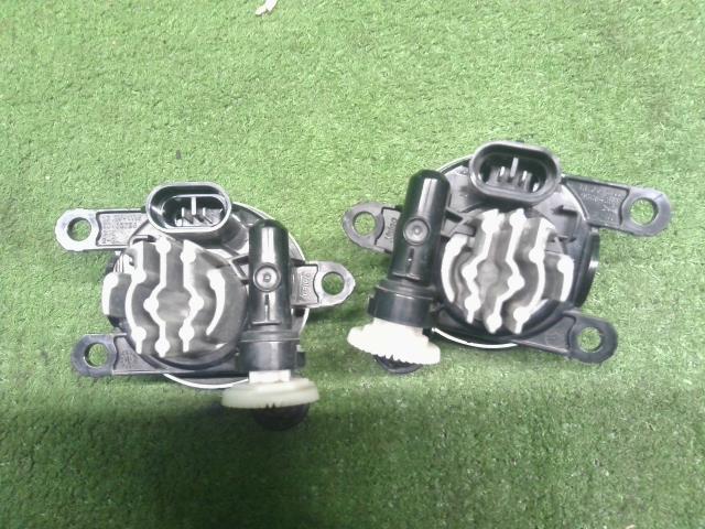 【中古】ハイゼット EBD-S331V 左右 フォグランプ ライト カバー付 81220-B5030 自社品番250462 X07