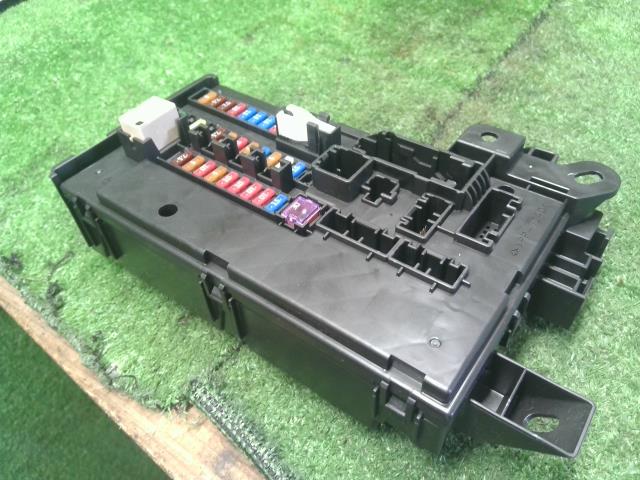 【中古】ハイゼット EBD-S331V 室内 ヒューズボックス 82600-B5060 自社品番250462 X07