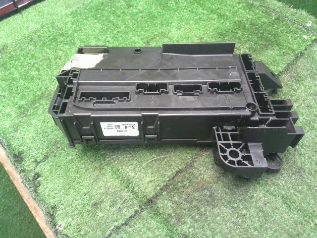 【中古】ハイゼット EBD-S331V 室内 ヒューズボックス 82600-B5060 自社品番250462 X07