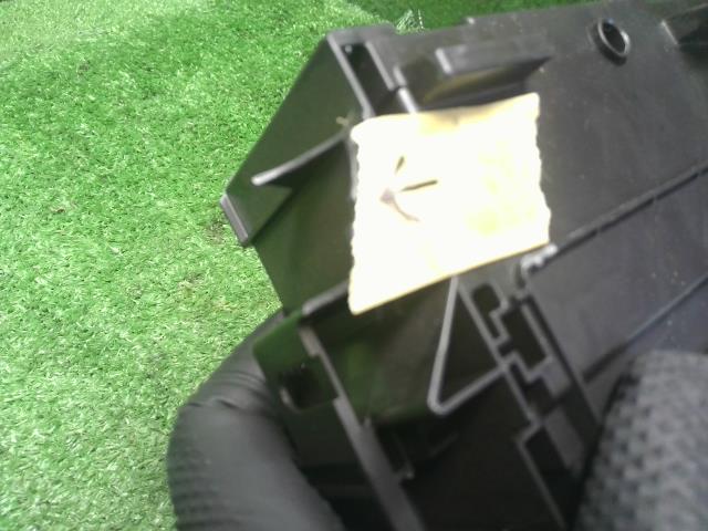 【中古】ハイゼット EBD-S331V 室内 ヒューズボックス 82600-B5060 自社品番250462 X07