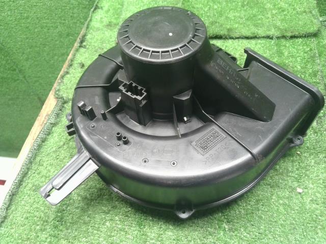 【中古】アウディ A1 DBA-8XCAX ヒーターブロアモーター 6R2 819 015 自社品番250468