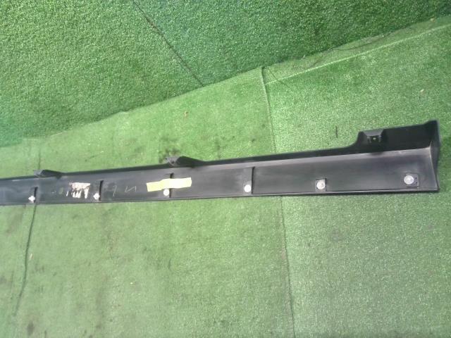 【中古】ｅＫクロス 5AA-B37W 左サイドステップ スポイラー MQ715584 自社品番250472 U17
