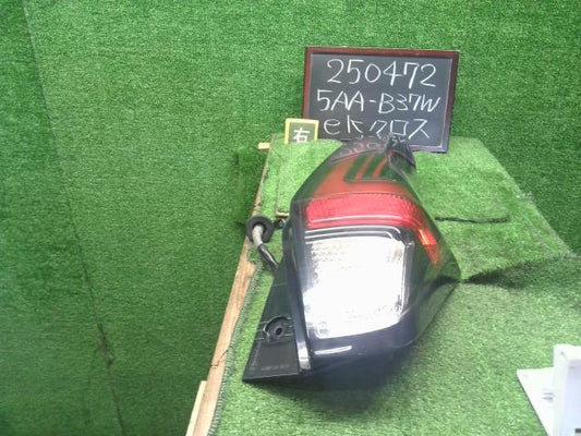 【中古】ｅＫクロス 5AA-B37W 右テールランプ MQ714736 自社品番250472 U17