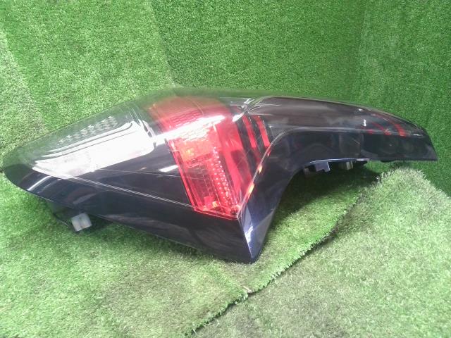 【中古】ｅＫクロス 5AA-B37W 右テールランプ MQ714736 自社品番250472 U17