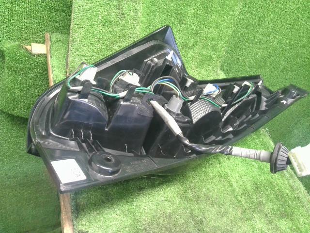 【中古】ｅＫクロス 5AA-B37W 右テールランプ MQ714736 自社品番250472 U17