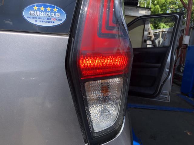 【中古】ｅＫクロス 5AA-B37W 右テールランプ MQ714736 自社品番250472 U17